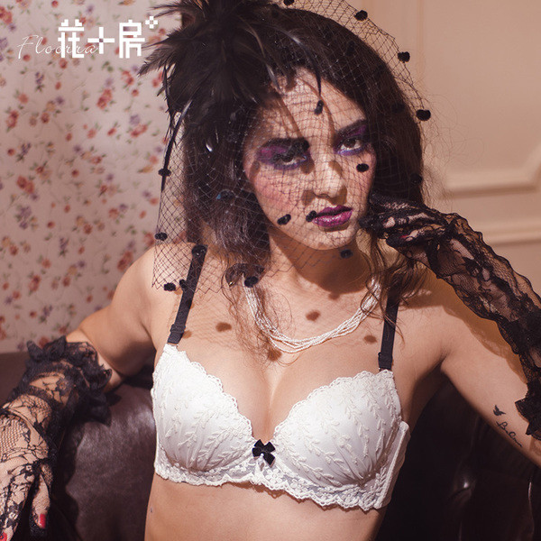 Γυναικέιο σουτιέν από δαντέλα με διάφορα χρώματα