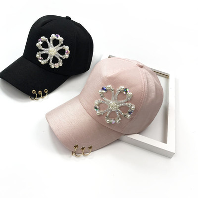 Μοντέρνο γυναικείο καπέλο με γείσο με διακοσμητικά μαργαριτάρια και μεταλλικούς δακτυλίους σε τρία χρώματα