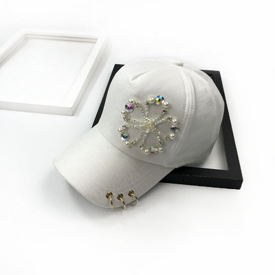 Modern sapka napellenzővel hölgyeknek díszgyöngyökkel és fém gyűrűkkel három színben