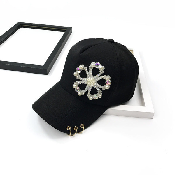 Modern sapka napellenzővel hölgyeknek díszgyöngyökkel és fém gyűrűkkel három színben