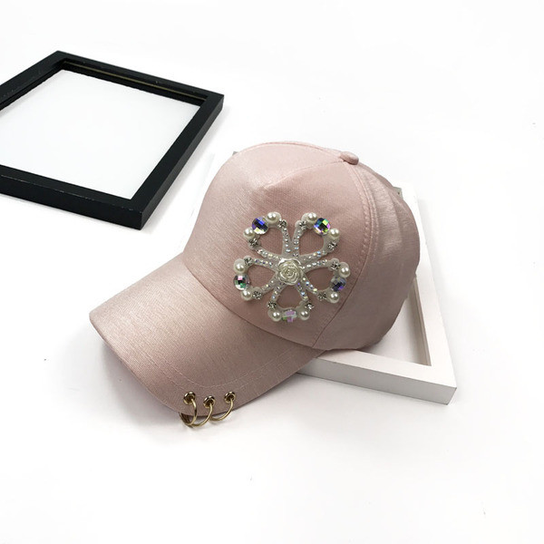 Modern sapka napellenzővel hölgyeknek díszgyöngyökkel és fém gyűrűkkel három színben