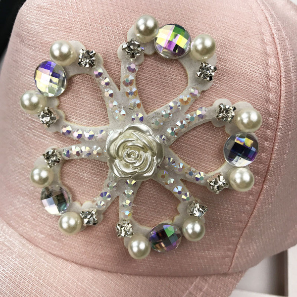 Modern sapka napellenzővel hölgyeknek díszgyöngyökkel és fém gyűrűkkel három színben