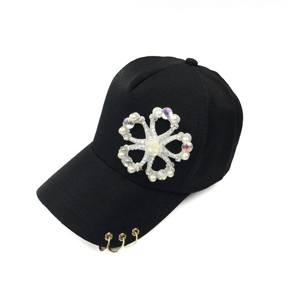 Modern sapka napellenzővel hölgyeknek díszgyöngyökkel és fém gyűrűkkel három színben