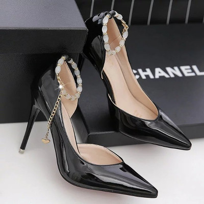 Καλοκαιρινά γυναικέια παπούτσια με  ψηλά τακούνια με διακοσμητικές πέτρες και μεταλλική αλυσίδα