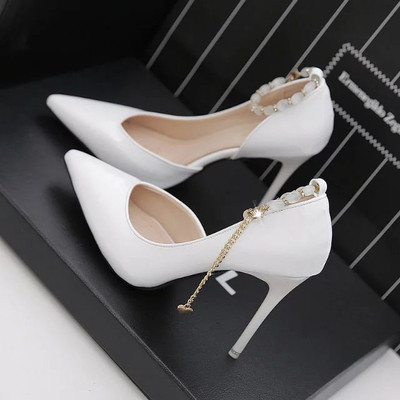 Καλοκαιρινά γυναικέια παπούτσια με  ψηλά τακούνια με διακοσμητικές πέτρες και μεταλλική αλυσίδα