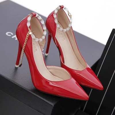 Καλοκαιρινά γυναικέια παπούτσια με  ψηλά τακούνια με διακοσμητικές πέτρες και μεταλλική αλυσίδα