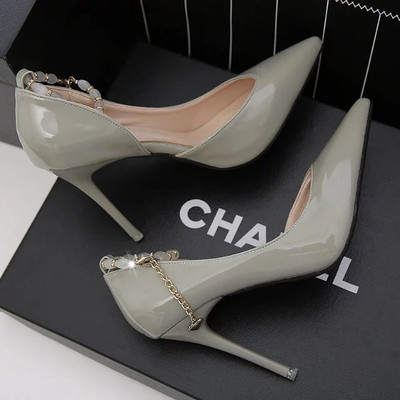 Καλοκαιρινά γυναικέια παπούτσια με  ψηλά τακούνια με διακοσμητικές πέτρες και μεταλλική αλυσίδα