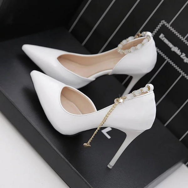 Καλοκαιρινά γυναικέια παπούτσια με  ψηλά τακούνια με διακοσμητικές πέτρες και μεταλλική αλυσίδα