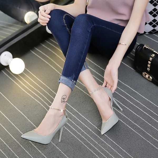 Καλοκαιρινά γυναικέια παπούτσια με  ψηλά τακούνια με διακοσμητικές πέτρες και μεταλλική αλυσίδα