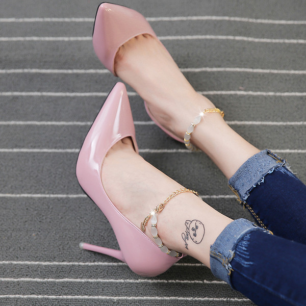 Καλοκαιρινά γυναικέια παπούτσια με  ψηλά τακούνια με διακοσμητικές πέτρες και μεταλλική αλυσίδα