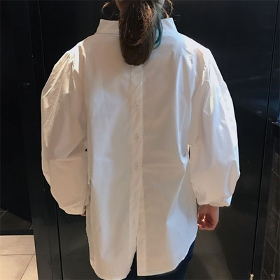 Cămașă de damă extravagantă model larg cu mâneci lungi în alb și negru