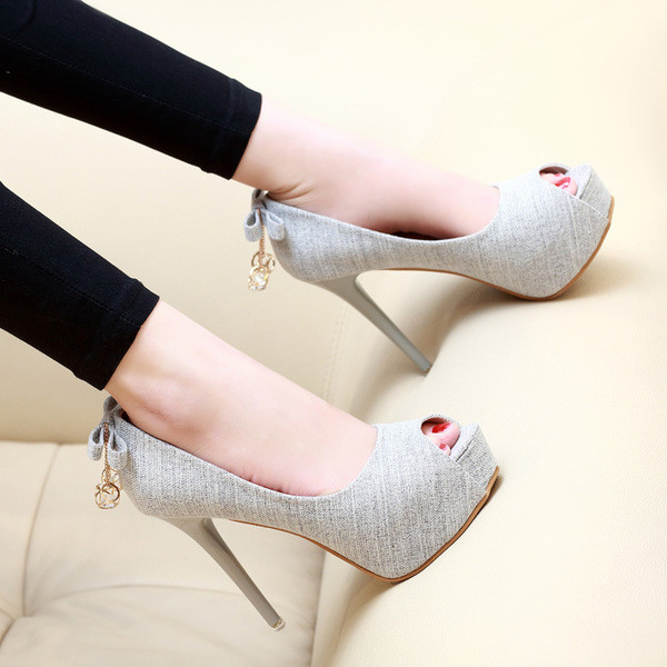 Pantofi eleganti de dama in doua culori de toc inalt cu panglica si elemente metalice