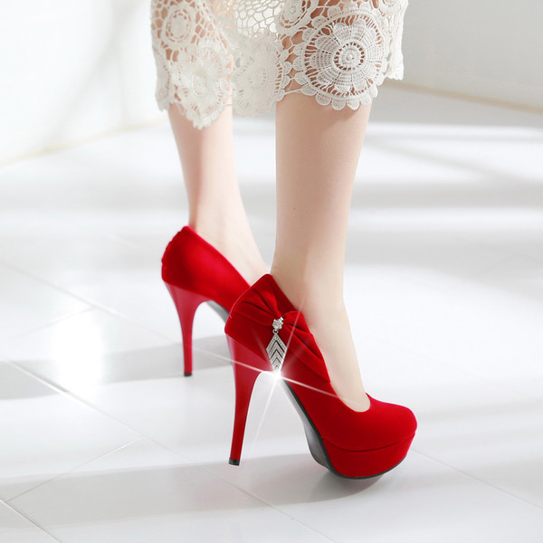 Κομψά γυναικεία ψηλά τακούνια σε δύο χρώματα με μεταλλικά στοιχεία