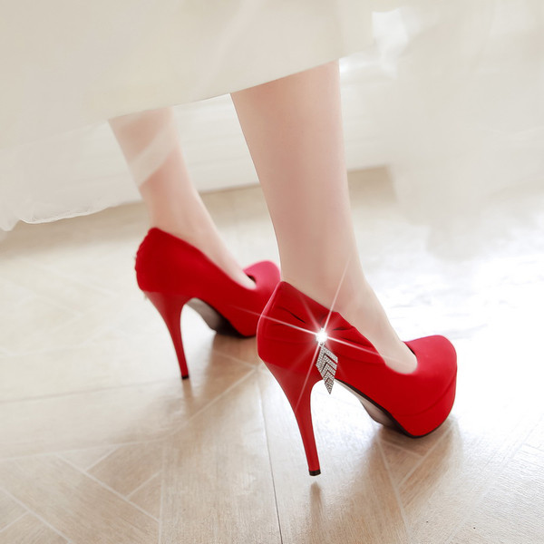 Κομψά γυναικεία ψηλά τακούνια σε δύο χρώματα με μεταλλικά στοιχεία