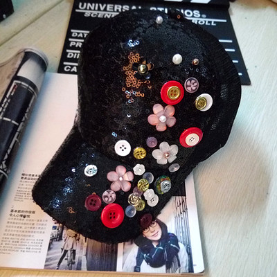 Μοντέρνο γυναικείο καπέλομε γείσο με πολύχρωμα διακοσμητικά στοιχεία