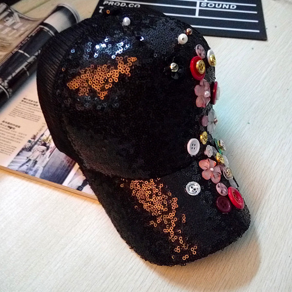 Μοντέρνο γυναικείο καπέλομε γείσο με πολύχρωμα διακοσμητικά στοιχεία