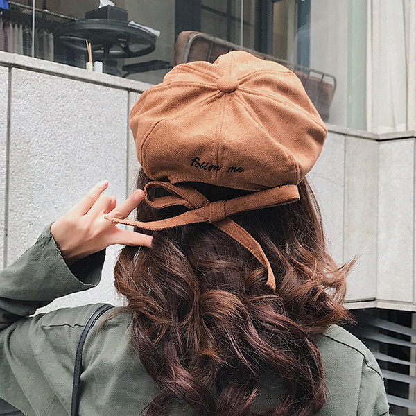 Stílusos női sapka felirattal és szalaggal több színben