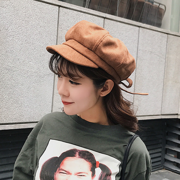 Stílusos női sapka felirattal és szalaggal több színben