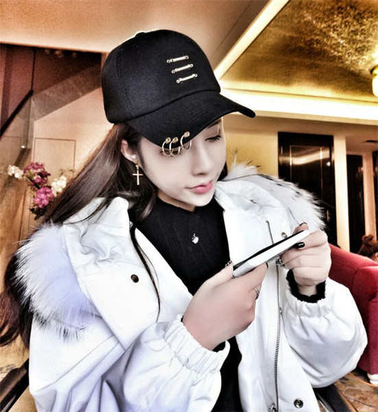 Actuala palarie HIT dama cu vizor si elemente decorative metalice in mai multe culori