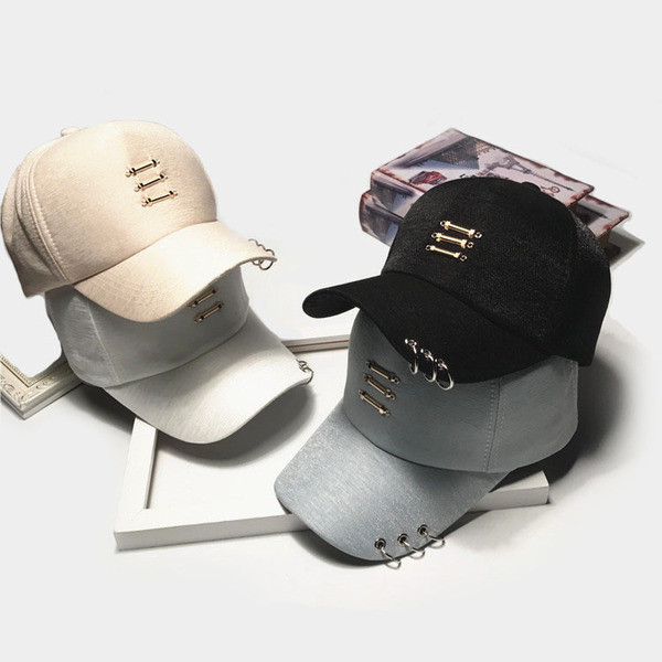 Actuala palarie HIT dama cu vizor si elemente decorative metalice in mai multe culori