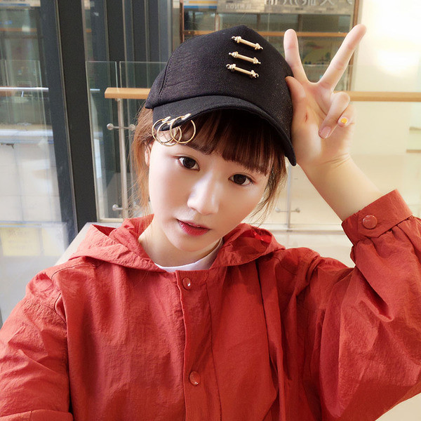 Actuala palarie HIT dama cu vizor si elemente decorative metalice in mai multe culori