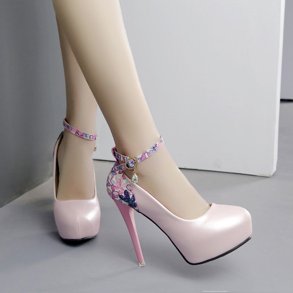 Γυναικεία παπούτσια με ψηλά τακούνια με λουράκι στο αστράγαλο και φυτικά μοτίβα