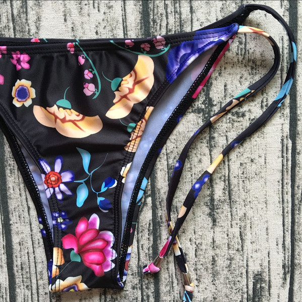 Costum de baie de dama de culoare neagra cu imprimeu floral