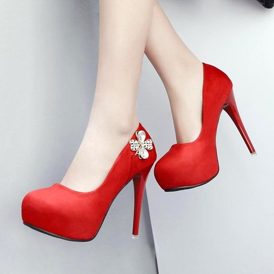 Γυναικεία παπούτσια με ψηλά τακούνια σε διάφορα μοντέλα με διακοσμητικές πέτρες και μεταλλικά στοιχεία