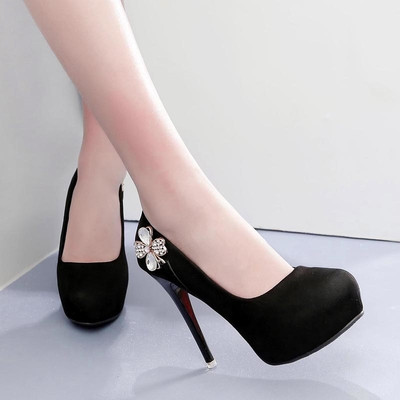 Γυναικεία παπούτσια με ψηλά τακούνια σε διάφορα μοντέλα με διακοσμητικές πέτρες και μεταλλικά στοιχεία