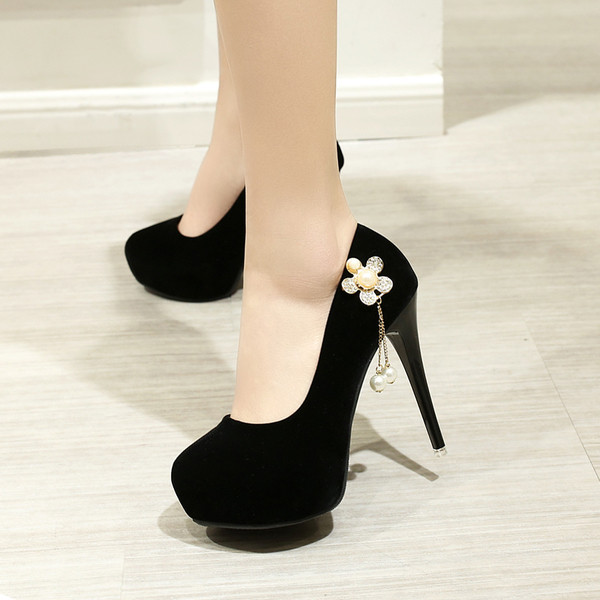 Γυναικεία παπούτσια με ψηλά τακούνια σε διάφορα μοντέλα με διακοσμητικές πέτρες και μεταλλικά στοιχεία