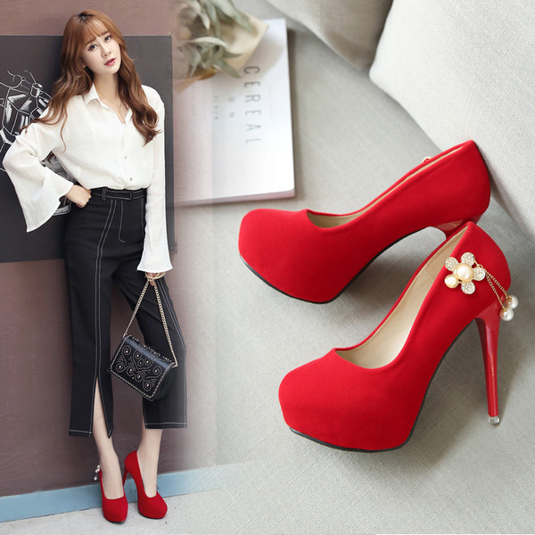 Γυναικεία παπούτσια με ψηλά τακούνια σε διάφορα μοντέλα με διακοσμητικές πέτρες και μεταλλικά στοιχεία