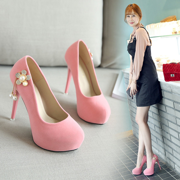 Γυναικεία παπούτσια με ψηλά τακούνια σε διάφορα μοντέλα με διακοσμητικές πέτρες και μεταλλικά στοιχεία