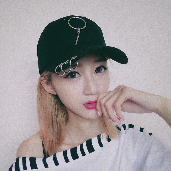 Palarie sport dama cu vizor cu diverse decoratiuni metalice in multe culori, mai multe modele