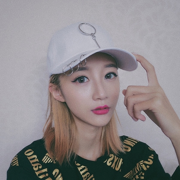 Palarie sport dama cu vizor cu diverse decoratiuni metalice in multe culori, mai multe modele