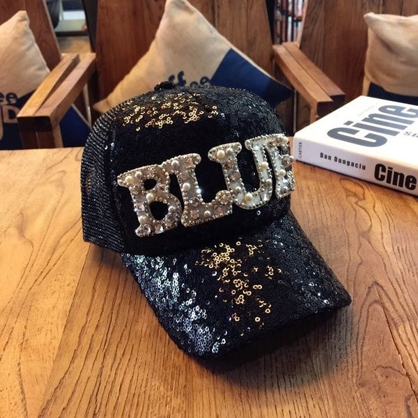 Stílusos női sapka napellenzővel, felirattal, díszítő kövekkel és flitterekkel, három színben