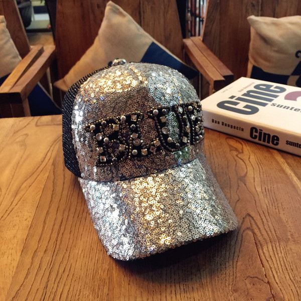 Stílusos női sapka napellenzővel, felirattal, díszítő kövekkel és flitterekkel, három színben