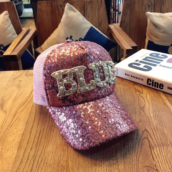 Stílusos női sapka napellenzővel, felirattal, díszítő kövekkel és flitterekkel, három színben