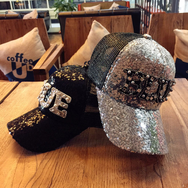 Stílusos női sapka napellenzővel, felirattal, díszítő kövekkel és flitterekkel, három színben