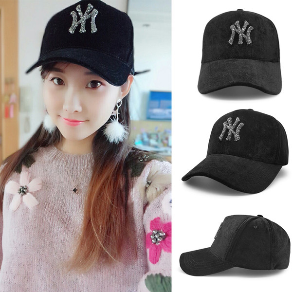 Pălărie elegantă de damă cu vizor cu imprimeu lucios în negru