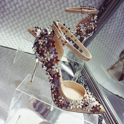 Pantofi moderni de damă cu toc înalt, cu motive florale și curea la gleznă