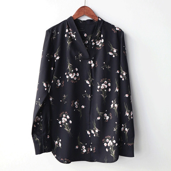 Κομψό, casual γυναικείο πουκάμισο με floral μοτίβο σε μαύρο χρώμα