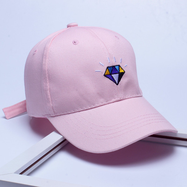 Palarie de dama sport-casual cu vizor cu aplicatii diferite, mai multe modele in mai multe culori