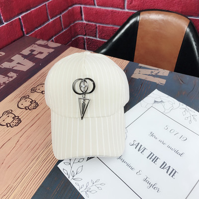 Γυναικεία ριγέ καπέλο με γείσο με μεταλλικό διακοσμητικό στοιχείο σε διάφορα χρώματα