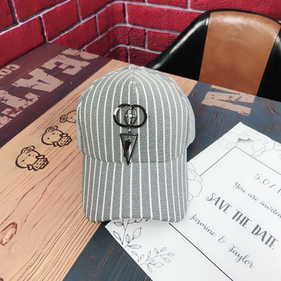 Γυναικεία ριγέ καπέλο με γείσο με μεταλλικό διακοσμητικό στοιχείο σε διάφορα χρώματα