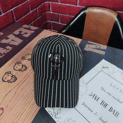 Γυναικεία ριγέ καπέλο με γείσο με μεταλλικό διακοσμητικό στοιχείο σε διάφορα χρώματα