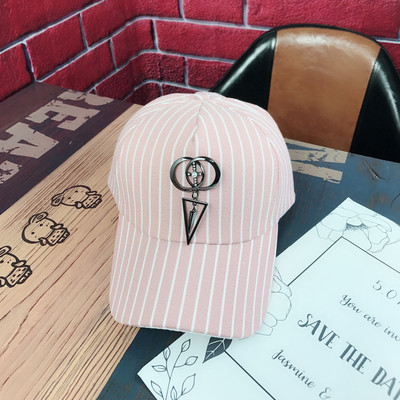 Γυναικεία ριγέ καπέλο με γείσο με μεταλλικό διακοσμητικό στοιχείο σε διάφορα χρώματα