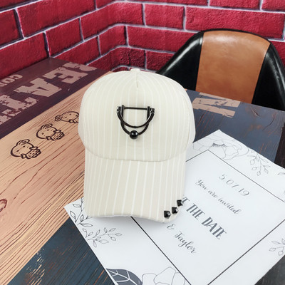 Γυναικεία ριγέ καπέλο με γείσο με μεταλλικό διακοσμητικό στοιχείο σε διάφορα χρώματα