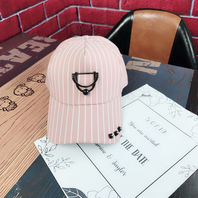 Γυναικεία ριγέ καπέλο με γείσο με μεταλλικό διακοσμητικό στοιχείο σε διάφορα χρώματα