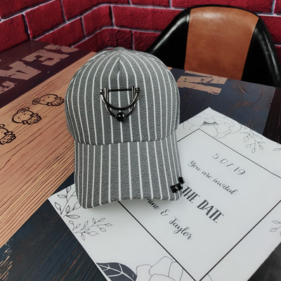 Γυναικεία ριγέ καπέλο με γείσο με μεταλλικό διακοσμητικό στοιχείο σε διάφορα χρώματα