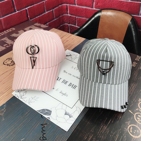 Γυναικεία ριγέ καπέλο με γείσο με μεταλλικό διακοσμητικό στοιχείο σε διάφορα χρώματα